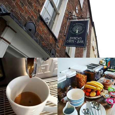 Ty Glyndwr Bunkhouse, Bar And Cafe Hostel Caernarfon Bagian luar foto