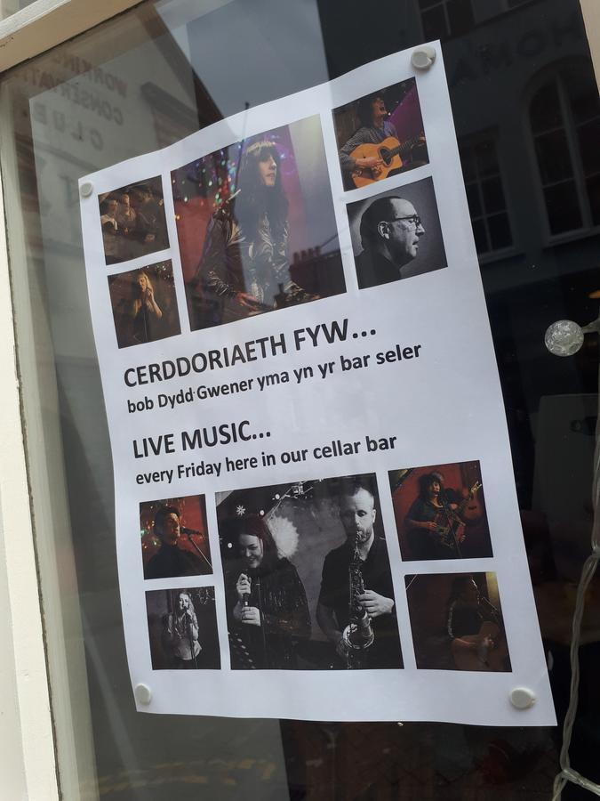 Ty Glyndwr Bunkhouse, Bar And Cafe Hostel Caernarfon Bagian luar foto